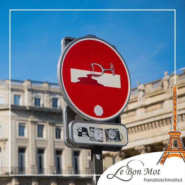 Bordeaux, capitale du vin🍷 Il est bientôt midi, donc qui dit midi dit petit verre de vin rouge pour accompagner son déjeuner !! 
Bon appétit à tous ! 
@mllelaphotographe 
#vin #redwine #bordeauxwine #streetart #bordeauxstreetart #panneausignalisation #trafficsign #drink #frenchbeverage #grandtheatrebordeaux